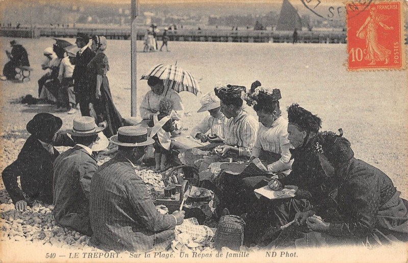 Carte postale ancienne Le Treport Sur La Plage Un Repas De Famille