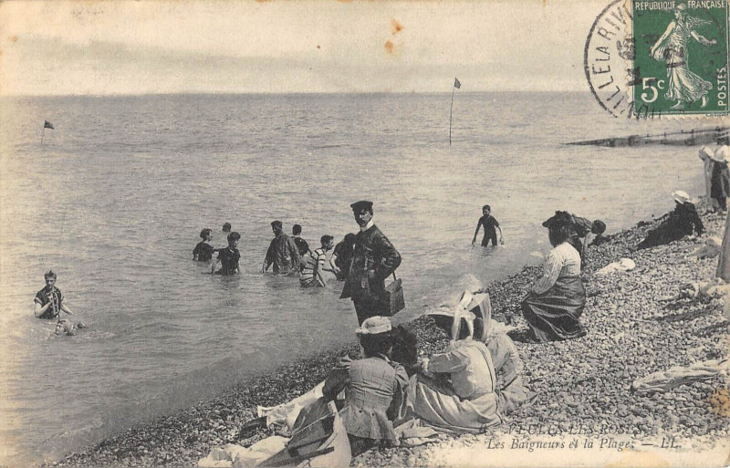 Carte postale ancienne Veules Les Roses Les Baigneurs Et La Plage à Eu