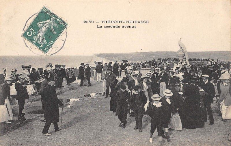 Carte postale ancienne Treport Terrasse La Seconde Avenue