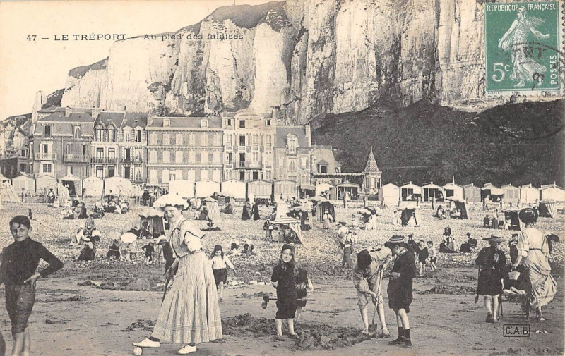 Carte postale ancienne Le Treport Au Pied Des Falaises