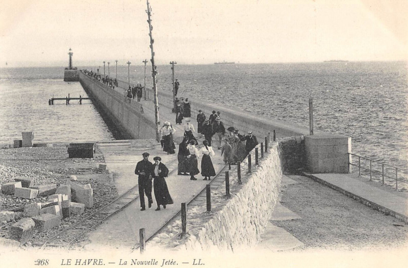 Carte postale ancienne Le Havre La Nouvelle Jetee au Havre