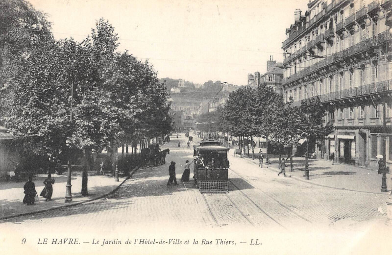 Carte postale ancienne Le Havre Le Jardin De L'Hotel De Ville Et La Rue Thiers au Havre