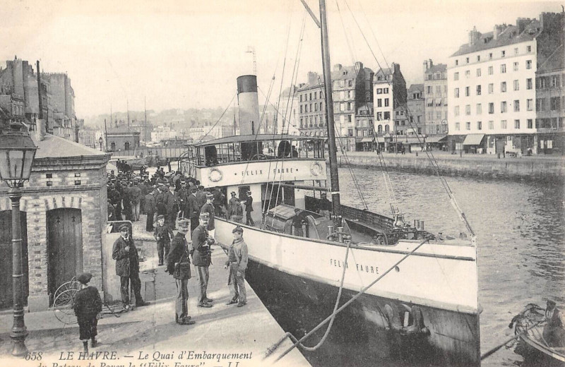 Carte postale ancienne Le Havre Le Quai D'Embarquement Du Bateau De Rouen Le Felix Faure au Havre