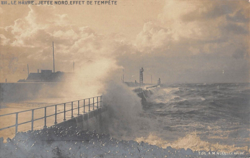 Carte postale ancienne Le Havre Jetee Nord Effet De Tempete au Havre