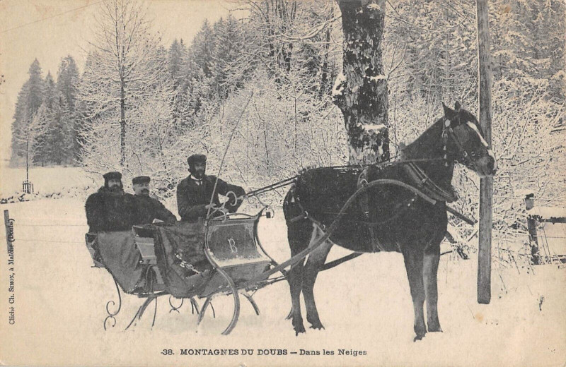 Carte postale ancienne Montagnes Du Doubs Dans Les Neiges ( Attelage Cheval Sous La Neige rare à Doubs