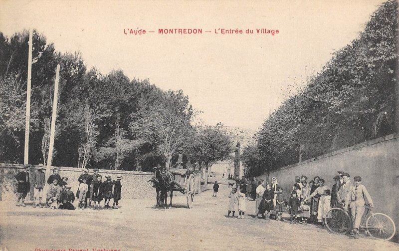 Carte postale ancienne Montredon L'Entree Du Village