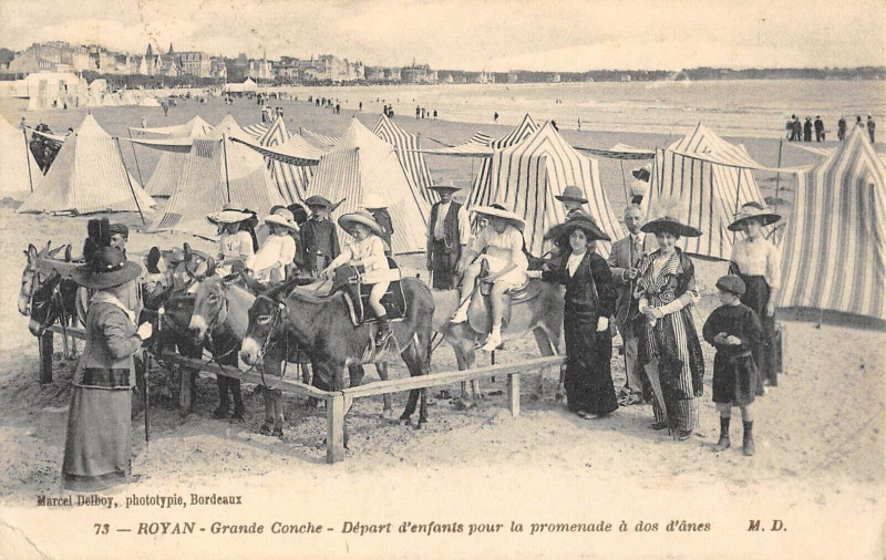Carte postale ancienne Royan Depart D'Enfants Pour La Promenade A Dos D'Anes à Royan