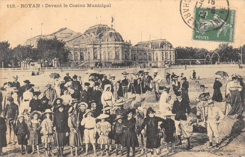 Carte postale ancienne Royan Devant Le Casino Municipal à Royan