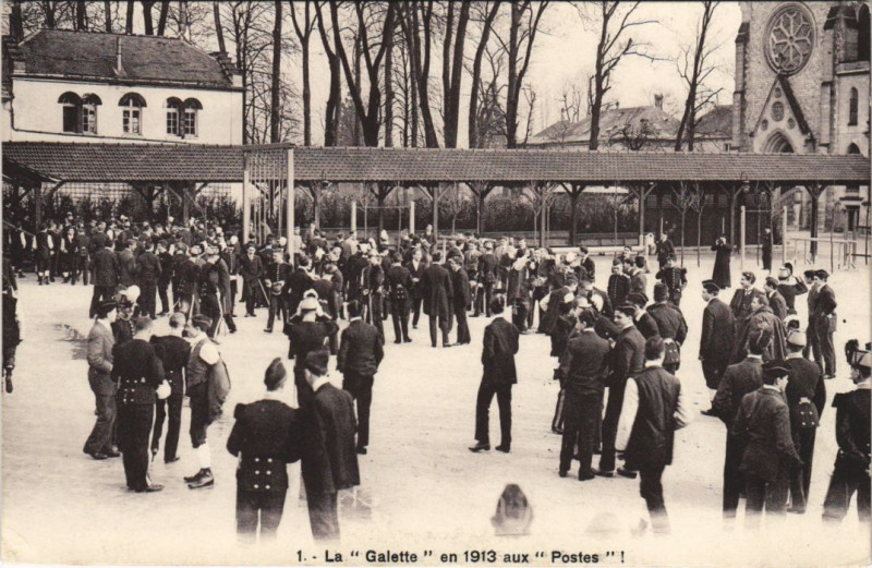 Carte postale ancienne La Galette en 1913 aux Postes Versailles Ecole Sainte-Genevieve 1 à Versailles