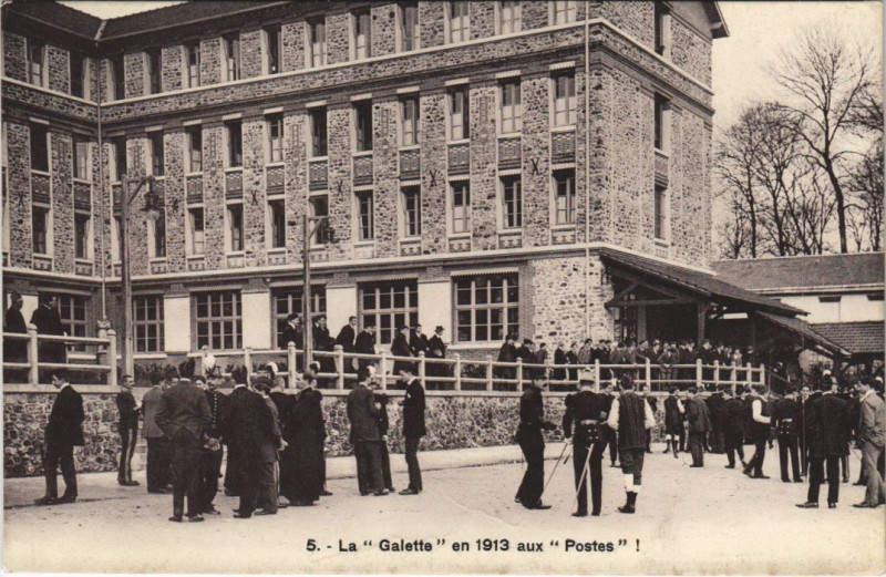Carte postale ancienne La Galette en 1913 aux Postes Versailles Ecole Sainte-Genevieve 5 à Versailles