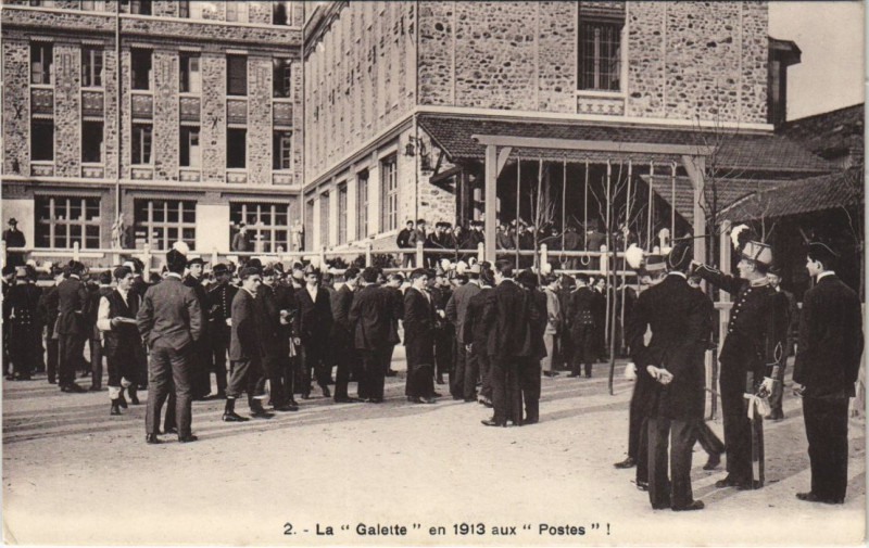 Carte postale ancienne La Galette en 1913 aux Postes Versailles Ecole Sainte-Genevieve 2 à Versailles