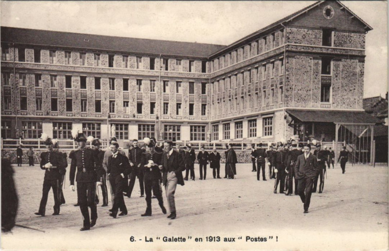 Carte postale ancienne La Galette en 1913 aux Postes Versailles Ecole Sainte-Genevieve 6 à Versailles
