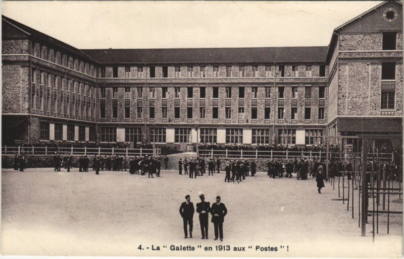 Carte postale ancienne La Galette en 1913 aux Postes Versailles Ecole Sainte-Genevieve 4 à Versailles