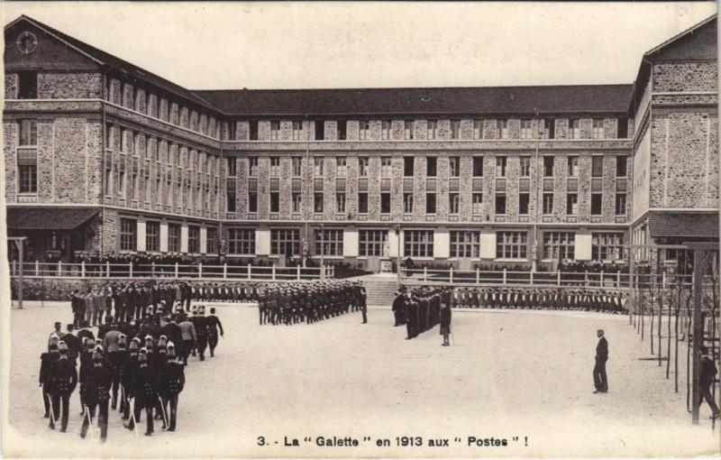 Carte postale ancienne La Galette en 1913 aux Postes Versailles Ecole Sainte-Genevieve 3 à Versailles