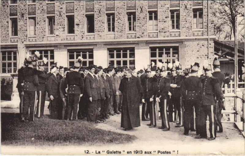 Carte postale ancienne La Galette en 1913 aux Postes Versailles Ecole Sainte-Genevieve 12 à Versailles