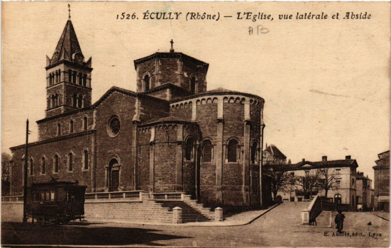 Carte postale ancienne Ecully L'Eglise vue lateral et abside