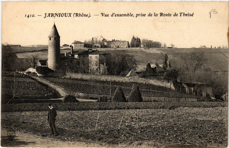 Carte postale ancienne Jarnioux vue d'ensemble prise de la Route de Theize