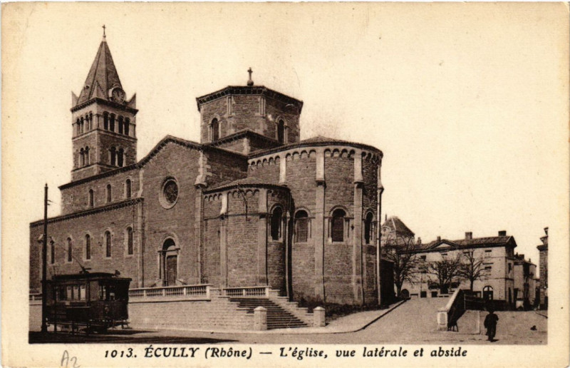Carte postale ancienne Ecully L'Eglise vue lateral et abside
