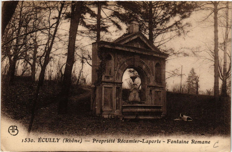 Carte postale ancienne Ecully Propr. Recamier-Laporte Fontaine Romane