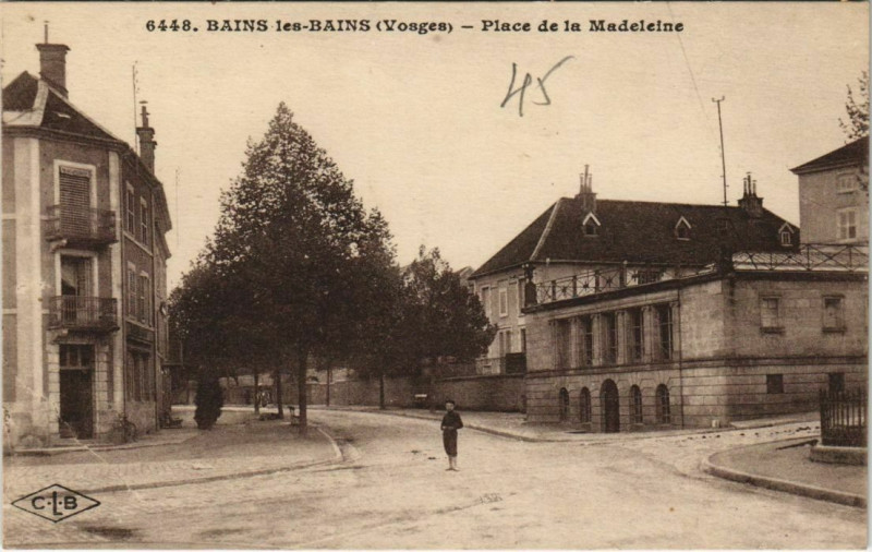 Carte postale ancienne Bains-les-Bains - Place de la madeleine