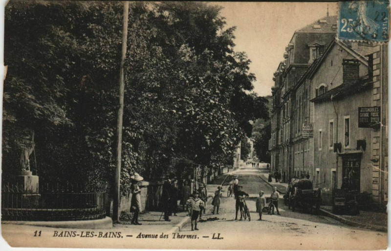 Carte postale ancienne Bains-les-Bains - Avenue des Thermes