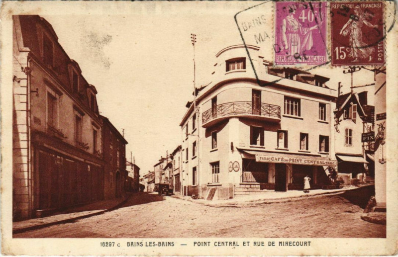 Carte postale ancienne Bains-les-Bains - Pont central et rue