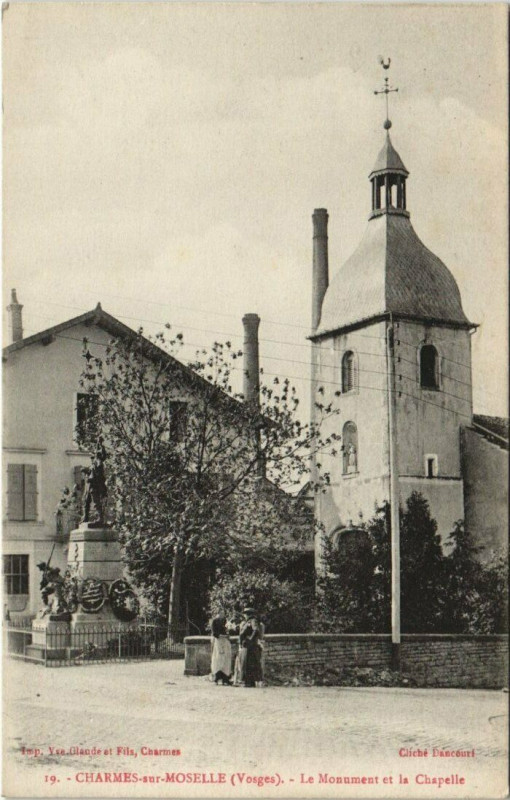 Carte postale ancienne Charmes-sur-Moselle - Le monument et La Chapelle à Charmes
