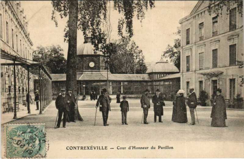 Carte postale ancienne Contrexeville - Cour d'honneur à Contrexéville