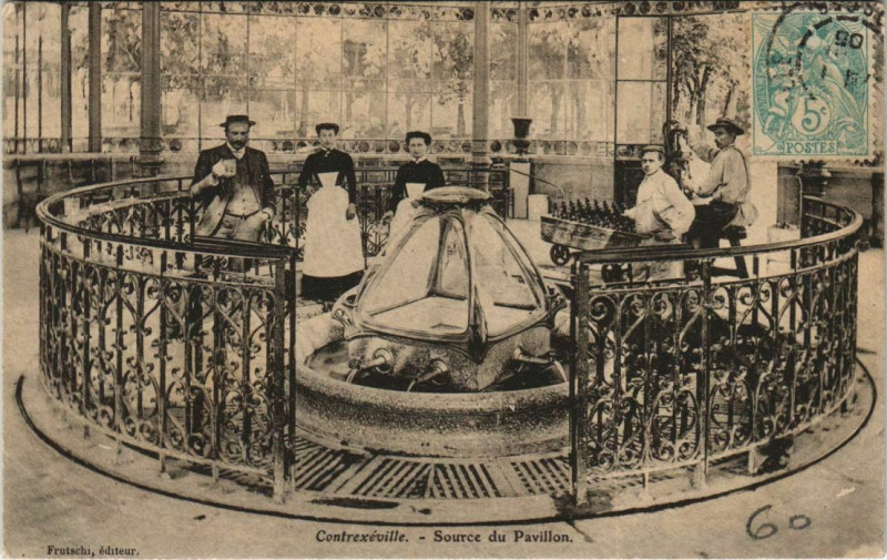 Carte postale ancienne Contrexeville - Source de pavillon à Contrexéville