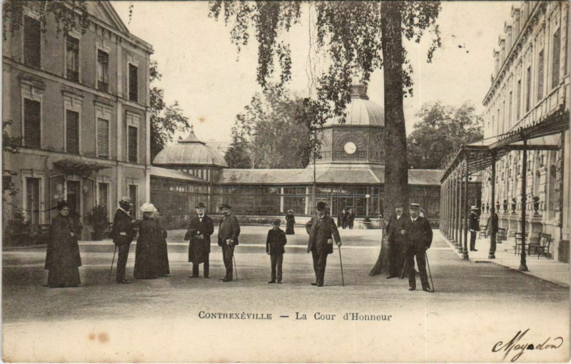 Carte postale ancienne Contrexeville - La cour d'honneur à Contrexéville