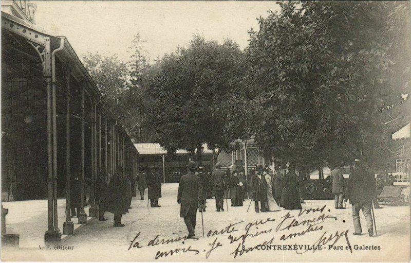 Carte postale ancienne Contrexeville - Parc et galeries à Contrexéville