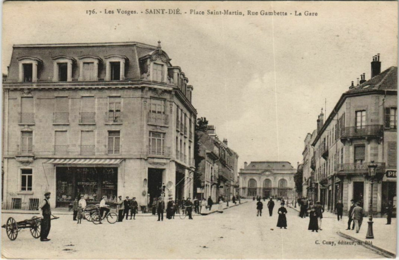 Carte postale ancienne Saint-Die - Place Saint-Martin