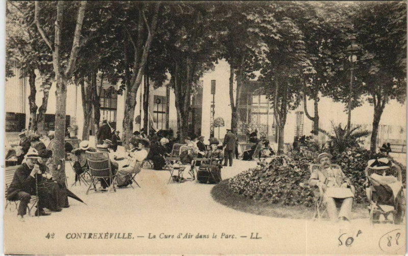 Carte postale ancienne Contrexeville - La cure d'air dans à Contrexéville