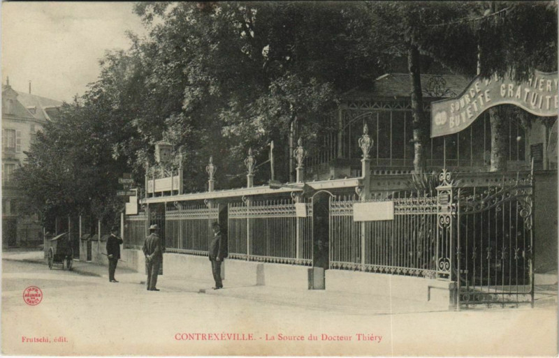 Carte postale ancienne Contrexeville - La source du docteur à Contrexéville