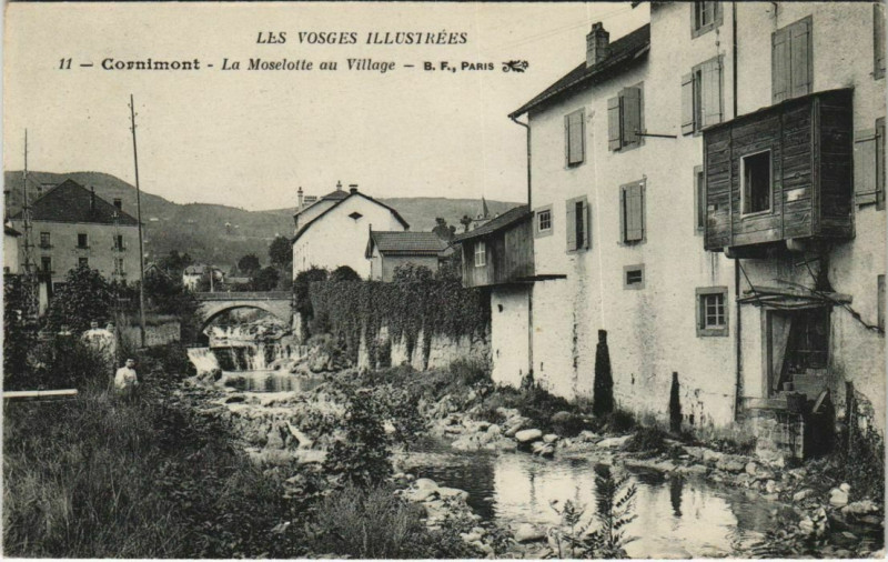 Carte postale ancienne Cornimont - La Moselotte au village à Cornimont