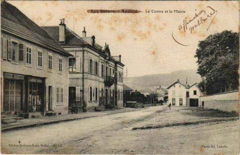 Carte postale ancienne Anould - Le Centre et la Mairie à Anould