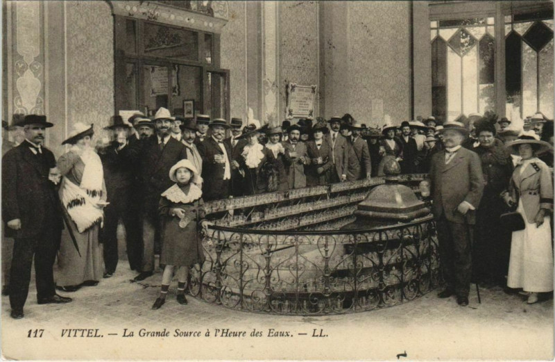 Carte postale ancienne Vittel - La Grandr source à Vittel