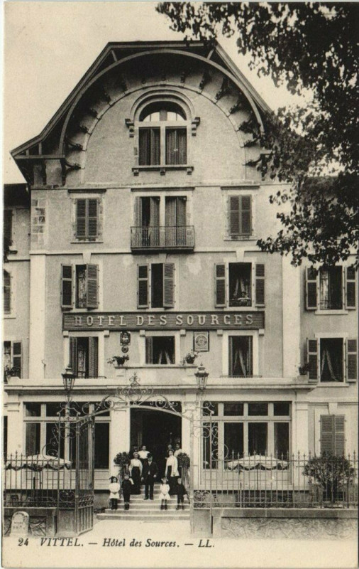 Carte postale ancienne Vittel - Hotel des sources à Vittel