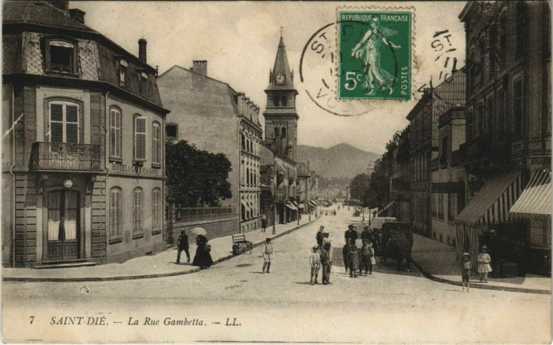 Carte postale ancienne Saint-Die - La rue gambetta