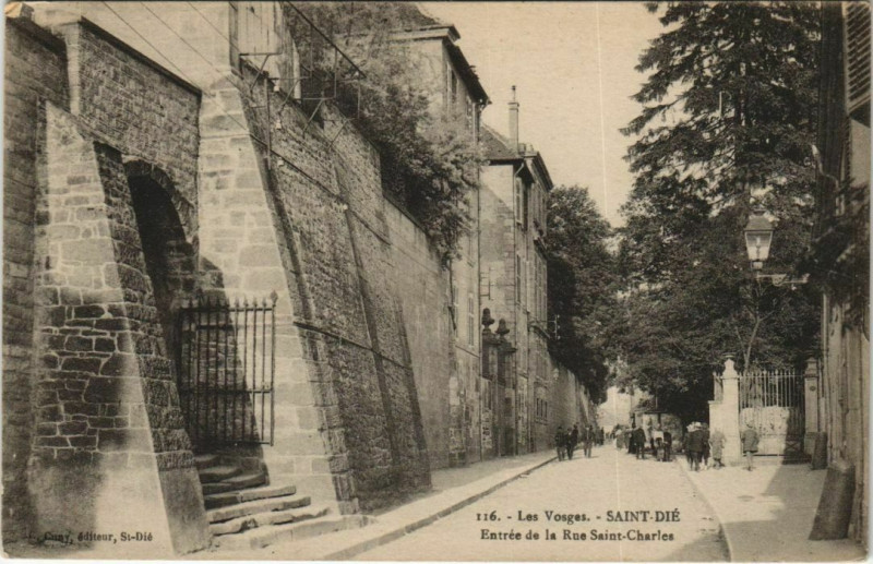 Carte postale ancienne Saint-Die - Entrée de la rue Saint-charles