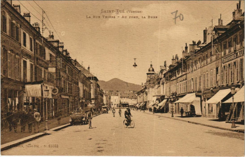 Carte postale ancienne Saint-Die - La rue thiers