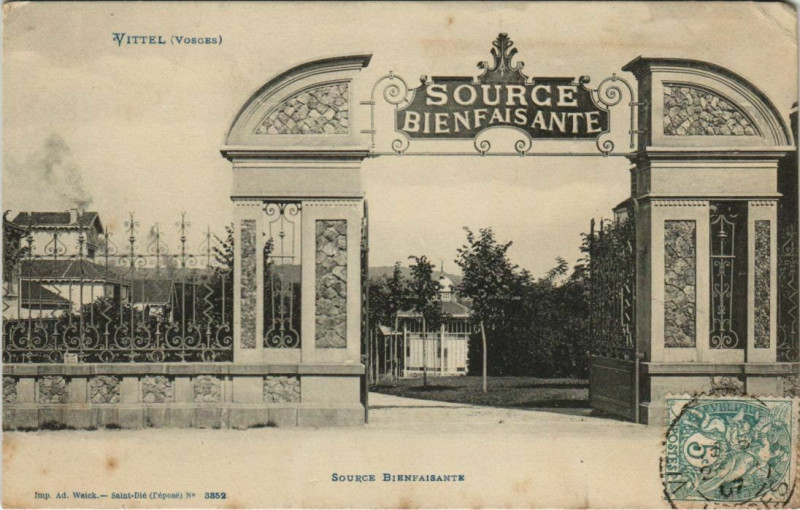Carte postale ancienne Vittel - Source bienfaisante à Vittel