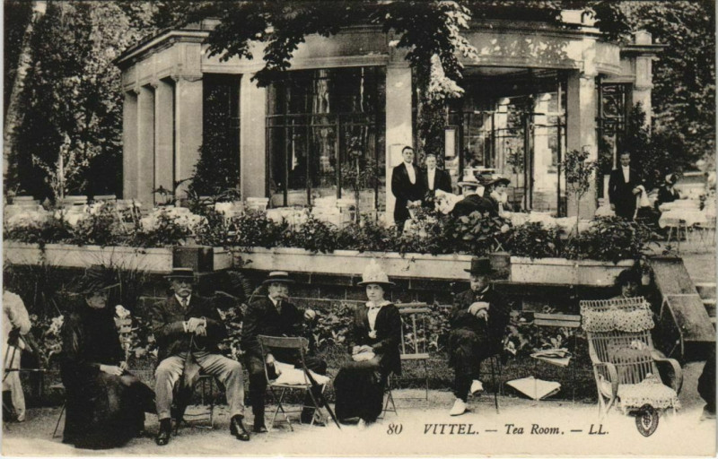 Carte postale ancienne Vittel - Tea room à Vittel