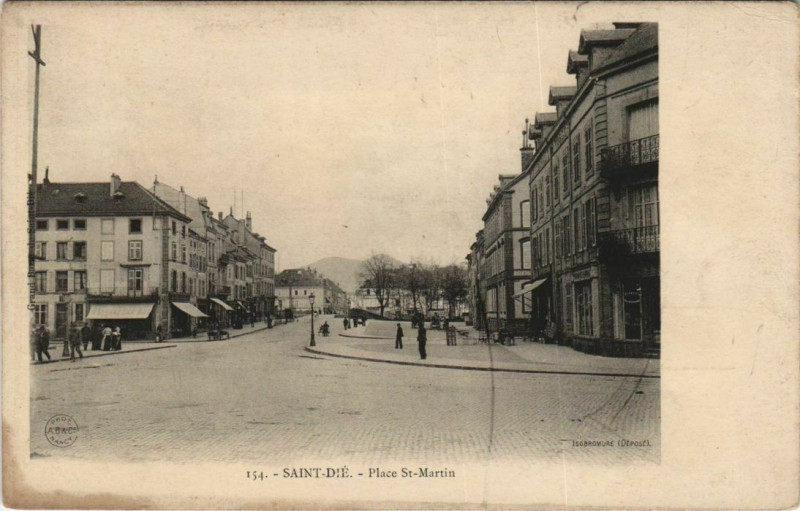 Carte postale ancienne Saint-Die - Place Saint-Martin