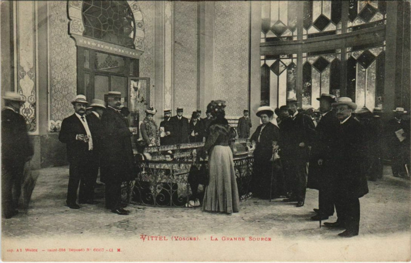 Carte postale ancienne Vittel - La Grande source à Vittel