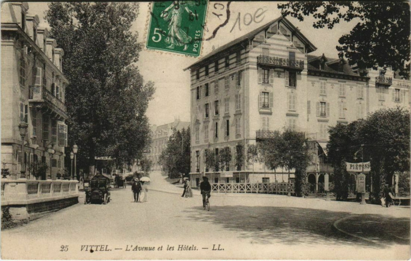 Carte postale ancienne Vittel - L'avenue et les Hotels à Vittel