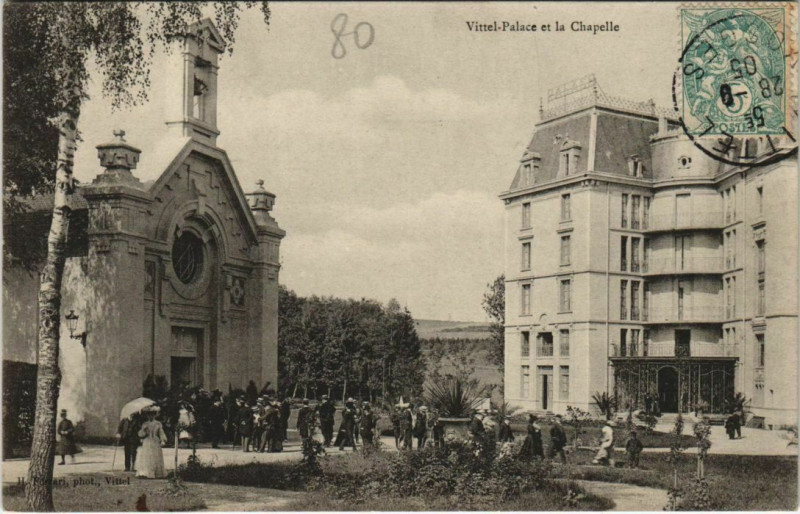 Carte postale ancienne Vittel - Place et La Chapelle à Vittel