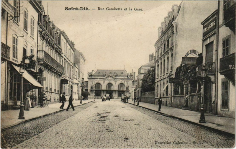 Carte postale ancienne Saint-Die - Rue gambetta et la gare