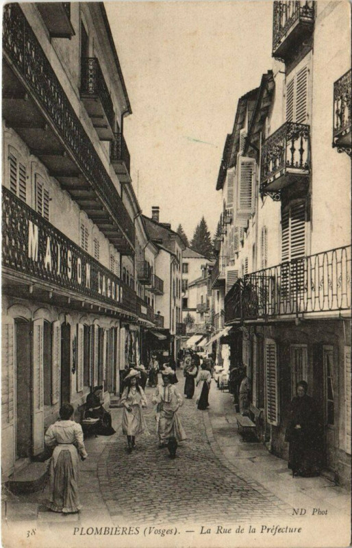 Carte postale ancienne Plombieres - La Rue de la Préfecture