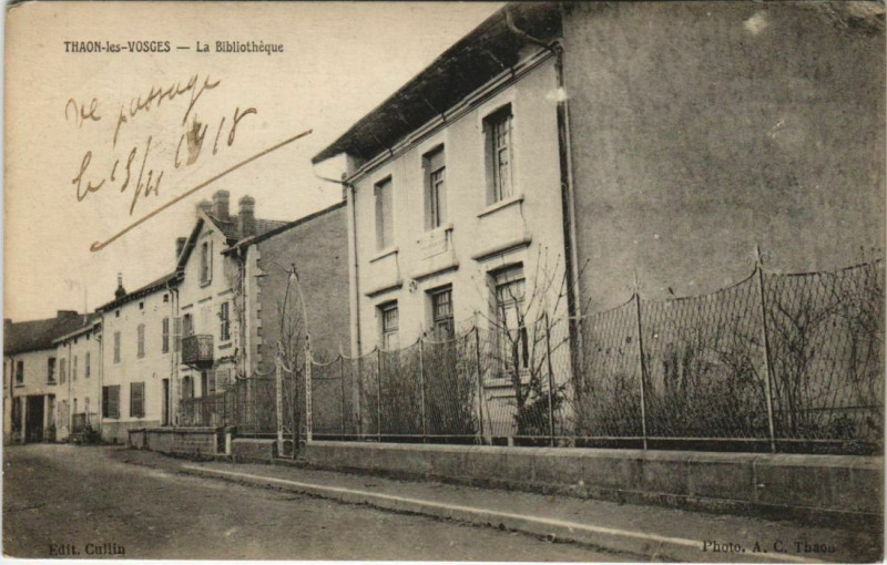 Carte postale ancienne Thaon-les-Vosges - La bibliotheque